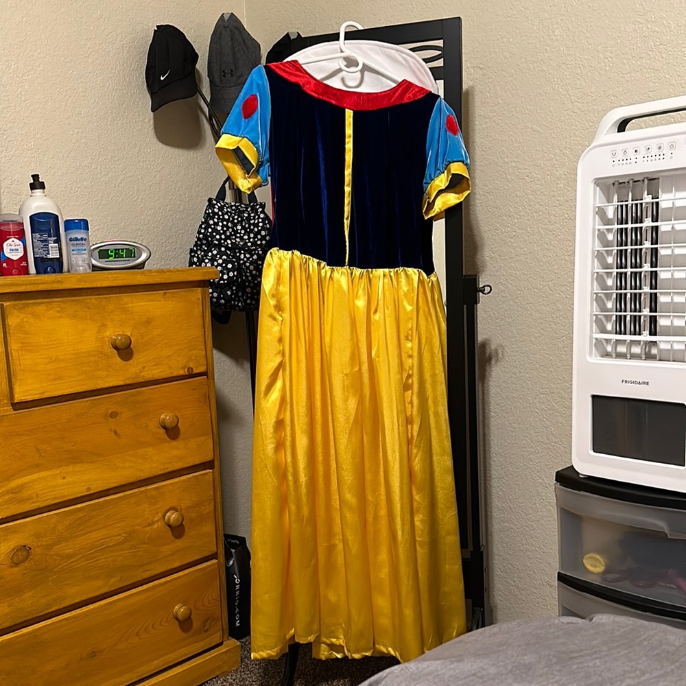 Full length Snow White costume. Size XL
